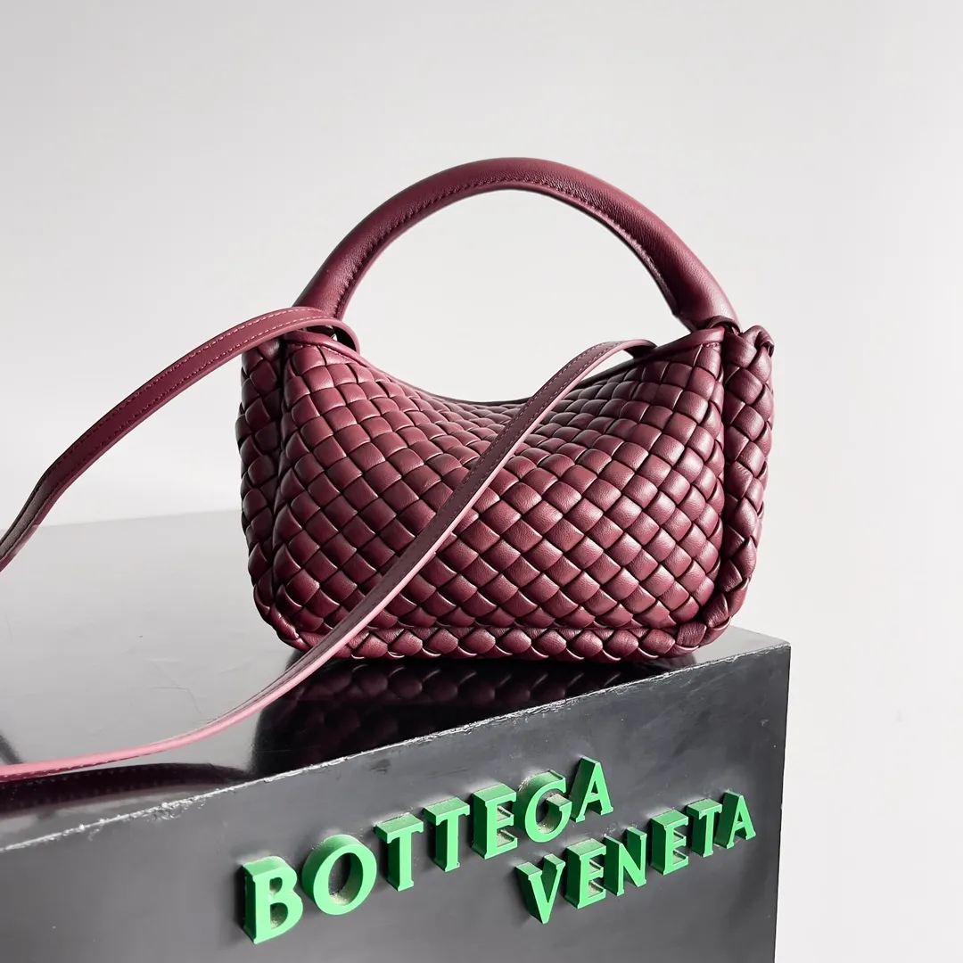 Batch 1760 BOTTEGA VENETA's new mini COBBLE bag. This season's mini Cobble series brings a new style of handbag. The body of the bag resembles the shape of a "Yuanbao", giving you good luck throughout autumn and winter! This Yuanbao bag is made of three pieces of quilted cotton and has an unlined body, showing its quiet power. The bag is carefully designed to create a three-dimensional look. The joints and edges are decorated with lambskin strips to create a sense of simplicity. The handbag is not lined, so you can directly appreciate the consistent lambskin on the outside and inside. It is beautiful both inside and outside. The top handle of this handbag is made of leather-wrapped rope and is quite sturdy. The detachable shoulder strap is secured by a leather buckle inside the bag. Can be carried by hand, carried on the shoulder or cross-body, very easy to match! Style number: 805739 Size: 23*11*8cm